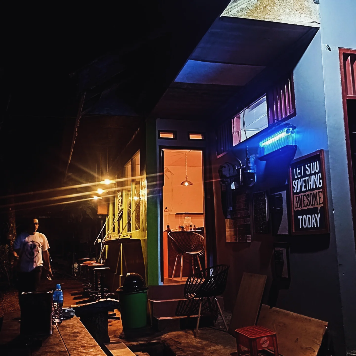 Suasana ruang kegiatan komunitas pada malam hari